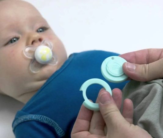 Bebek Arabalarında Yeni Teknolojiler Günümüzde ebeveynlerin bebek ürünlerinden beklentileri her geçen yıl değişirken, teknolojik gelişmeler de bu alandaki yenilikleri hızlandırıyor. Özellikle bebek arabaları, artık yalnızca çocukların taşınmasını sağlayan ürünler olmaktan çıkıp güvenlik, konfor ve kullanım kolaylığını bir araya getiren akıllı sistemlere dönüşüyor. Hafif malzeme teknolojileri, gelişmiş süspansiyon sistemleri ve ergonomik tasarımlar sayesinde yeni nesil modeller hem ebeveynlerin hem de bebeklerin ihtiyaçlarına daha etkili çözümler sunuyor. Konulu bir haber görseli.