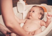 Bebek bakım sektöründe yaşanan teknolojik gelişmeler, ebeveynlerin ihtiyaçlarına daha güvenli, pratik ve fonksiyonel çözümler sunan ürünlerin ortaya çıkmasını sağlıyor. Özellikle bebek bakım ürünleri, inovatif tasarımlar ve akıllı teknolojiler sayesinde hem bebeklerin konforu hem de ailelerin günlük yaşamı önemli ölçüde kolaylaşıyor. Son yıllarda üreticiler yalnızca estetik görünümü değil, aynı zamanda güvenlik, hijyen, ergonomi ve sürdürülebilirlik gibi kriterleri de ön planda tutarak yeni nesil ürünler geliştiriyor. Konulu bir haber görseli.
