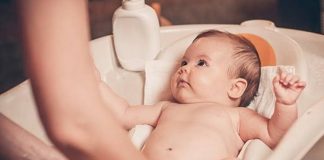 Bebek Bakım Ürünlerinde İnovatif Tasarımlar Bebek bakım sektöründe yaşanan teknolojik gelişmeler, ebeveynlerin ihtiyaçlarına daha güvenli, pratik ve fonksiyonel çözümler sunan ürünlerin ortaya çıkmasını sağlıyor. Özellikle bebek bakım ürünleri, inovatif tasarımlar ve akıllı teknolojiler sayesinde hem bebeklerin konforu hem de ailelerin günlük yaşamı önemli ölçüde kolaylaşıyor. Son yıllarda üreticiler yalnızca estetik görünümü değil, aynı zamanda güvenlik, hijyen, ergonomi ve sürdürülebilirlik gibi kriterleri de ön planda tutarak yeni nesil ürünler geliştiriyor. Konulu bir haber görseli.
