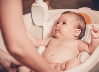Bebek Bakım Ürünlerinde İnovatif Tasarımlar Bebek bakım sektöründe yaşanan teknolojik gelişmeler, ebeveynlerin ihtiyaçlarına daha güvenli, pratik ve fonksiyonel çözümler sunan ürünlerin ortaya çıkmasını sağlıyor. Özellikle bebek bakım ürünleri, inovatif tasarımlar ve akıllı teknolojiler sayesinde hem bebeklerin konforu hem de ailelerin günlük yaşamı önemli ölçüde kolaylaşıyor. Son yıllarda üreticiler yalnızca estetik görünümü değil, aynı zamanda güvenlik, hijyen, ergonomi ve sürdürülebilirlik gibi kriterleri de ön planda tutarak yeni nesil ürünler geliştiriyor. Konulu bir haber görseli.