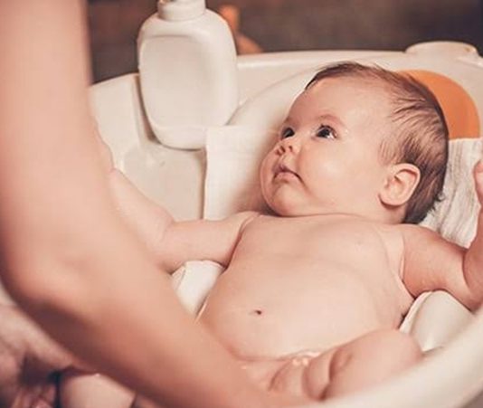 Bebek bakım sektöründe yaşanan teknolojik gelişmeler, ebeveynlerin ihtiyaçlarına daha güvenli, pratik ve fonksiyonel çözümler sunan ürünlerin ortaya çıkmasını sağlıyor. Özellikle bebek bakım ürünleri, inovatif tasarımlar ve akıllı teknolojiler sayesinde hem bebeklerin konforu hem de ailelerin günlük yaşamı önemli ölçüde kolaylaşıyor. Son yıllarda üreticiler yalnızca estetik görünümü değil, aynı zamanda güvenlik, hijyen, ergonomi ve sürdürülebilirlik gibi kriterleri de ön planda tutarak yeni nesil ürünler geliştiriyor. Konulu bir haber görseli.