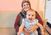 Bebek sahibi olmak, yalnızca anne ve babanın değil aynı zamanda ailenin diğer bireylerinin de yaşamında önemli değişiklikler oluşturan özel bir süreç olarak değerlendiriliyor. Özellikle büyükanneler ve büyükbabalar, sahip oldukları deneyimler ve aile içindeki destekleyici rolleriyle bebek bakım sürecinde önemli katkılar sağlayabiliyor. Geleneksel aile yapılarında önemli bir yere sahip olan bu destek, günümüzde de birçok ailenin yaşamını kolaylaştıran unsurlar arasında bulunuyor. Konulu bir haber görseli.