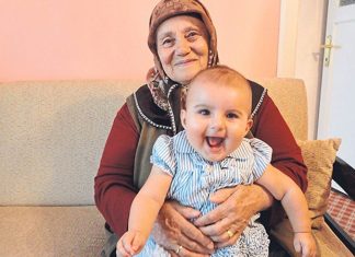 Bebek Bakımında Büyükannelerin ve Büyükbabaların Rolü Bebek sahibi olmak, yalnızca anne ve babanın değil aynı zamanda ailenin diğer bireylerinin de yaşamında önemli değişiklikler oluşturan özel bir süreç olarak değerlendiriliyor. Özellikle büyükanneler ve büyükbabalar, sahip oldukları deneyimler ve aile içindeki destekleyici rolleriyle bebek bakım sürecinde önemli katkılar sağlayabiliyor. Geleneksel aile yapılarında önemli bir yere sahip olan bu destek, günümüzde de birçok ailenin yaşamını kolaylaştıran unsurlar arasında bulunuyor. Konulu bir haber görseli.