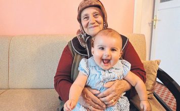 Bebek Bakımında Büyükannelerin ve Büyükbabaların Rolü Bebek sahibi olmak, yalnızca anne ve babanın değil aynı zamanda ailenin diğer bireylerinin de yaşamında önemli değişiklikler oluşturan özel bir süreç olarak değerlendiriliyor. Özellikle büyükanneler ve büyükbabalar, sahip oldukları deneyimler ve aile içindeki destekleyici rolleriyle bebek bakım sürecinde önemli katkılar sağlayabiliyor. Geleneksel aile yapılarında önemli bir yere sahip olan bu destek, günümüzde de birçok ailenin yaşamını kolaylaştıran unsurlar arasında bulunuyor. Konulu bir haber görseli.