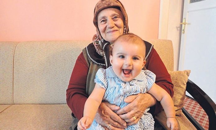 Bebek sahibi olmak, yalnızca anne ve babanın değil aynı zamanda ailenin diğer bireylerinin de yaşamında önemli değişiklikler oluşturan özel bir süreç olarak değerlendiriliyor. Özellikle büyükanneler ve büyükbabalar, sahip oldukları deneyimler ve aile içindeki destekleyici rolleriyle bebek bakım sürecinde önemli katkılar sağlayabiliyor. Geleneksel aile yapılarında önemli bir yere sahip olan bu destek, günümüzde de birçok ailenin yaşamını kolaylaştıran unsurlar arasında bulunuyor. Konulu bir haber görseli.