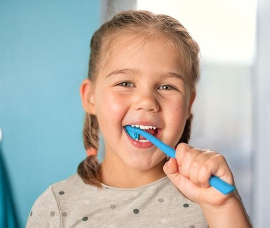 Bebek Bakımında Günlük Planlama Nasıl Yapılmalı? Bebek sahibi olmak, ailelerin yaşam düzenini tamamen değiştiren önemli bir süreç olarak öne çıkıyor. Özellikle ilk aylarda beslenme saatleri, uyku düzeni, alt değiştirme, banyo, oyun ve dinlenme gibi birçok ihtiyacın gün içerisinde dengeli şekilde planlanması gerekiyor. Uzmanlar, düzenli bir program oluşturmanın hem ebeveynlerin işlerini kolaylaştırdığını hem de bebeğin daha huzurlu bir gelişim süreci geçirmesine katkı sağladığını belirtiyor. Bu nedenle günlük planlama, bebek bakımının en önemli parçalarından biri olarak değerlendiriliyor. Konulu bir haber görseli.