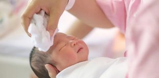 Bebek Bakımında Günlük Rutin Oluşturmanın Önemi Bebeklerin sağlıklı büyüme ve gelişme sürecinde düzenli yaşam alışkanlıkları büyük önem taşıyor. Uzmanlar, bebek bakımı sürecinde oluşturulan günlük rutinlerin hem fiziksel hem de zihinsel gelişimi desteklediğini belirtiyor. Özellikle beslenme, uyku, oyun ve hijyen gibi temel ihtiyaçların belirli saatlerde karşılanması, bebeğin kendini güvende hissetmesine katkı sağlıyor. Günümüzde ebeveynler, bilinçli bakım yöntemleri sayesinde bebeklerinin gelişimini daha yakından takip ederken, düzenli programların uzun vadede aile yaşamını da kolaylaştırdığı ifade ediliyor. Konulu bir haber görseli.