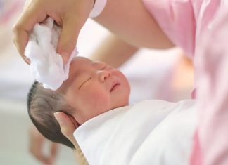 Bebek Bakımında Günlük Rutin Oluşturmanın Önemi Bebeklerin sağlıklı büyüme ve gelişme sürecinde düzenli yaşam alışkanlıkları büyük önem taşıyor. Uzmanlar, bebek bakımı sürecinde oluşturulan günlük rutinlerin hem fiziksel hem de zihinsel gelişimi desteklediğini belirtiyor. Özellikle beslenme, uyku, oyun ve hijyen gibi temel ihtiyaçların belirli saatlerde karşılanması, bebeğin kendini güvende hissetmesine katkı sağlıyor. Günümüzde ebeveynler, bilinçli bakım yöntemleri sayesinde bebeklerinin gelişimini daha yakından takip ederken, düzenli programların uzun vadede aile yaşamını da kolaylaştırdığı ifade ediliyor. Konulu bir haber görseli.