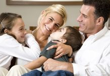 Bebek Bakımında Paylaşımlı Ebeveynlik Yaklaşımı Bebek sahibi olmak, aile yaşamında önemli değişimleri beraberinde getirirken ebeveynlerin sorumluluklarını da artırıyor. Günümüzde aileler arasında giderek daha fazla benimsenen paylaşımlı ebeveynlik yaklaşımı, bebek bakımında görevlerin anne ve baba arasında dengeli şekilde paylaşılmasını ifade ediyor. Bu yaklaşım sayesinde hem bebeğin fiziksel ve duygusal gelişimi destekleniyor hem de ebeveynler üzerindeki yoğun sorumluluk daha sürdürülebilir hale geliyor. Uzmanlar, birlikte hareket eden ebeveynlerin aile içi iletişimi güçlendirdiğini ve bebeğin gelişim sürecine olumlu katkılar sunduğunu belirtiyor. Konulu bir haber görseli.