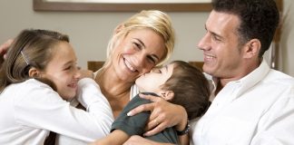 Bebek Bakımında Paylaşımlı Ebeveynlik Yaklaşımı Bebek sahibi olmak, aile yaşamında önemli değişimleri beraberinde getirirken ebeveynlerin sorumluluklarını da artırıyor. Günümüzde aileler arasında giderek daha fazla benimsenen paylaşımlı ebeveynlik yaklaşımı, bebek bakımında görevlerin anne ve baba arasında dengeli şekilde paylaşılmasını ifade ediyor. Bu yaklaşım sayesinde hem bebeğin fiziksel ve duygusal gelişimi destekleniyor hem de ebeveynler üzerindeki yoğun sorumluluk daha sürdürülebilir hale geliyor. Uzmanlar, birlikte hareket eden ebeveynlerin aile içi iletişimi güçlendirdiğini ve bebeğin gelişim sürecine olumlu katkılar sunduğunu belirtiyor. Konulu bir haber görseli.