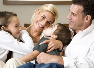 Bebek Bakımında Paylaşımlı Ebeveynlik Yaklaşımı Bebek sahibi olmak, aile yaşamında önemli değişimleri beraberinde getirirken ebeveynlerin sorumluluklarını da artırıyor. Günümüzde aileler arasında giderek daha fazla benimsenen paylaşımlı ebeveynlik yaklaşımı, bebek bakımında görevlerin anne ve baba arasında dengeli şekilde paylaşılmasını ifade ediyor. Bu yaklaşım sayesinde hem bebeğin fiziksel ve duygusal gelişimi destekleniyor hem de ebeveynler üzerindeki yoğun sorumluluk daha sürdürülebilir hale geliyor. Uzmanlar, birlikte hareket eden ebeveynlerin aile içi iletişimi güçlendirdiğini ve bebeğin gelişim sürecine olumlu katkılar sunduğunu belirtiyor. Konulu bir haber görseli.