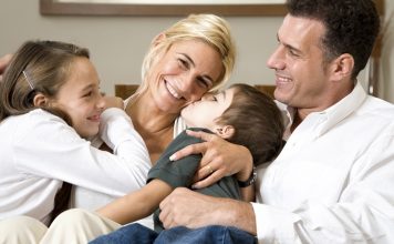 Bebek sahibi olmak, aile yaşamında önemli değişimleri beraberinde getirirken ebeveynlerin sorumluluklarını da artırıyor. Günümüzde aileler arasında giderek daha fazla benimsenen paylaşımlı ebeveynlik yaklaşımı, bebek bakımında görevlerin anne ve baba arasında dengeli şekilde paylaşılmasını ifade ediyor. Bu yaklaşım sayesinde hem bebeğin fiziksel ve duygusal gelişimi destekleniyor hem de ebeveynler üzerindeki yoğun sorumluluk daha sürdürülebilir hale geliyor. Uzmanlar, birlikte hareket eden ebeveynlerin aile içi iletişimi güçlendirdiğini ve bebeğin gelişim sürecine olumlu katkılar sunduğunu belirtiyor. Konulu bir haber görseli.