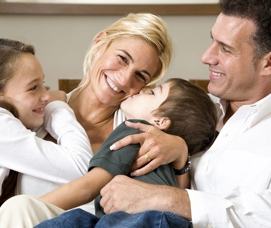Bebek Bakımında Paylaşımlı Ebeveynlik Yaklaşımı Bebek sahibi olmak, aile yaşamında önemli değişimleri beraberinde getirirken ebeveynlerin sorumluluklarını da artırıyor. Günümüzde aileler arasında giderek daha fazla benimsenen paylaşımlı ebeveynlik yaklaşımı, bebek bakımında görevlerin anne ve baba arasında dengeli şekilde paylaşılmasını ifade ediyor. Bu yaklaşım sayesinde hem bebeğin fiziksel ve duygusal gelişimi destekleniyor hem de ebeveynler üzerindeki yoğun sorumluluk daha sürdürülebilir hale geliyor. Uzmanlar, birlikte hareket eden ebeveynlerin aile içi iletişimi güçlendirdiğini ve bebeğin gelişim sürecine olumlu katkılar sunduğunu belirtiyor. Konulu bir haber görseli.
