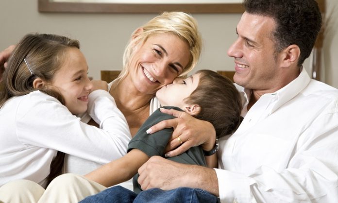 Bebek sahibi olmak, aile yaşamında önemli değişimleri beraberinde getirirken ebeveynlerin sorumluluklarını da artırıyor. Günümüzde aileler arasında giderek daha fazla benimsenen paylaşımlı ebeveynlik yaklaşımı, bebek bakımında görevlerin anne ve baba arasında dengeli şekilde paylaşılmasını ifade ediyor. Bu yaklaşım sayesinde hem bebeğin fiziksel ve duygusal gelişimi destekleniyor hem de ebeveynler üzerindeki yoğun sorumluluk daha sürdürülebilir hale geliyor. Uzmanlar, birlikte hareket eden ebeveynlerin aile içi iletişimi güçlendirdiğini ve bebeğin gelişim sürecine olumlu katkılar sunduğunu belirtiyor. Konulu bir haber görseli.