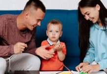 Bebek Bakımında Stres Yönetimi Yöntemleri Bebek sahibi olmak, aileler için hayatın en özel deneyimlerinden biri olarak görülürken beraberinde yeni sorumlulukları da getiriyor. Özellikle ilk aylarda yaşanan uyku düzensizlikleri, beslenme saatleri, bakım süreçleri ve değişen günlük yaşam temposu ebeveynlerin kendilerini zaman zaman yorgun ve baskı altında hissetmelerine neden olabiliyor. Uzmanlar, bu dönemde yaşanan duygusal dalgalanmaların doğal olduğunu ancak doğru yaklaşımlarla kontrol altına alınabileceğini belirtiyor. Bu nedenle stres yönetimi, hem ebeveynlerin ruh sağlığını koruması hem de bebeğin huzurlu bir ortamda büyümesi açısından büyük önem taşıyor. Konulu bir haber görseli.
