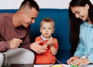 Bebek Bakımında Stres Yönetimi Yöntemleri Bebek sahibi olmak, aileler için hayatın en özel deneyimlerinden biri olarak görülürken beraberinde yeni sorumlulukları da getiriyor. Özellikle ilk aylarda yaşanan uyku düzensizlikleri, beslenme saatleri, bakım süreçleri ve değişen günlük yaşam temposu ebeveynlerin kendilerini zaman zaman yorgun ve baskı altında hissetmelerine neden olabiliyor. Uzmanlar, bu dönemde yaşanan duygusal dalgalanmaların doğal olduğunu ancak doğru yaklaşımlarla kontrol altına alınabileceğini belirtiyor. Bu nedenle stres yönetimi, hem ebeveynlerin ruh sağlığını koruması hem de bebeğin huzurlu bir ortamda büyümesi açısından büyük önem taşıyor. Konulu bir haber görseli.