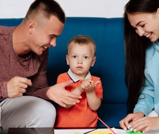 Bebek sahibi olmak, aileler için hayatın en özel deneyimlerinden biri olarak görülürken beraberinde yeni sorumlulukları da getiriyor. Özellikle ilk aylarda yaşanan uyku düzensizlikleri, beslenme saatleri, bakım süreçleri ve değişen günlük yaşam temposu ebeveynlerin kendilerini zaman zaman yorgun ve baskı altında hissetmelerine neden olabiliyor. Uzmanlar, bu dönemde yaşanan duygusal dalgalanmaların doğal olduğunu ancak doğru yaklaşımlarla kontrol altına alınabileceğini belirtiyor. Bu nedenle stres yönetimi, hem ebeveynlerin ruh sağlığını koruması hem de bebeğin huzurlu bir ortamda büyümesi açısından büyük önem taşıyor. Konulu bir haber görseli.