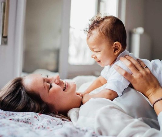Bebek Bakımında Zaman Yönetimi İpuçları Bebek sahibi olmak, ailelerin yaşamında büyük bir mutluluk kaynağı olurken aynı zamanda günlük yaşam düzeninde önemli değişiklikleri de beraberinde getiriyor. Özellikle ilk aylarda ebeveynler, beslenme, uyku, alt değiştirme ve sağlık kontrolleri gibi birçok sorumluluğu aynı anda yürütmeye çalışıyor. Bu süreçte bebek bakımı, doğru planlama ile çok daha kolay hale gelebiliyor. Uzmanlar, düzenli bir program oluşturmanın hem ebeveynlerin stres seviyesini azalttığını hem de bebeğin gelişimini olumlu yönde desteklediğini ifade ediyor. Konulu bir haber görseli.