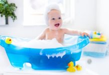 Bebeklerin hassas cilt yapısı ve gelişim süreci dikkate alındığında, banyo sırasında kullanılan ürünlerin güvenliği büyük önem taşıyor. Uzmanlar, bebek banyo ürünleri seçiminde yalnızca kullanım kolaylığına değil, ürünlerin üretildiği malzeme, güvenlik standartları ve sağlık açısından uygunluğuna da dikkat edilmesi gerektiğini belirtiyor. Son yıllarda ebeveynlerin bilinçlenmesiyle birlikte güvenilir ve kaliteli ürünlere olan talep artarken, üreticiler de uluslararası standartlara uygun çözümler geliştirmeye devam ediyor. Konulu bir haber görseli.