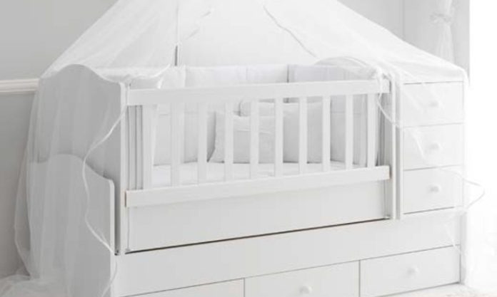 Bebeklerin sağlıklı büyüme sürecinde kaliteli uyku büyük önem taşırken, bu sürecin en önemli unsurlarından biri de doğru bebek beşiği seçimidir. Günümüzde aileler yalnızca estetik açıdan şık görünen ürünlere değil, aynı zamanda güvenlik standartları, ergonomik tasarım ve uzun ömürlü kullanım özelliklerine sahip modellere yöneliyor. Üreticiler ise gelişen teknolojiyle birlikte hem ebeveynlerin beklentilerini karşılayan hem de bebeklerin konforunu artıran yenilikçi çözümler sunuyor. Konulu bir haber görseli.