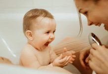 Bebek Beslenme Ürünlerinde Hijyen Standartları Bebeklerin sağlıklı büyüme ve gelişme sürecinde kullanılan beslenme ekipmanlarının hijyenik olması büyük önem taşıyor. Özellikle bebek beslenme ürünleri, doğrudan gıda ile temas ettiği için üretim aşamasından kullanım sürecine kadar belirli kalite ve güvenlik standartlarına uygun olarak hazırlanmalıdır. Uzmanlar, hijyen standartlarını karşılayan ürünlerin hem enfeksiyon riskini azalttığını hem de ebeveynlerin güvenli kullanım deneyimi yaşamasını sağladığını belirtiyor. Konulu bir haber görseli.