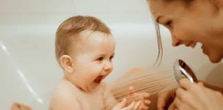 Bebek Beslenme Ürünlerinde Hijyen Standartları Bebeklerin sağlıklı büyüme ve gelişme sürecinde kullanılan beslenme ekipmanlarının hijyenik olması büyük önem taşıyor. Özellikle bebek beslenme ürünleri, doğrudan gıda ile temas ettiği için üretim aşamasından kullanım sürecine kadar belirli kalite ve güvenlik standartlarına uygun olarak hazırlanmalıdır. Uzmanlar, hijyen standartlarını karşılayan ürünlerin hem enfeksiyon riskini azalttığını hem de ebeveynlerin güvenli kullanım deneyimi yaşamasını sağladığını belirtiyor. Konulu bir haber görseli.