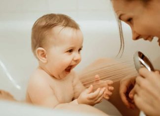 Bebeklerin sağlıklı büyüme ve gelişme sürecinde kullanılan beslenme ekipmanlarının hijyenik olması büyük önem taşıyor. Özellikle bebek beslenme ürünleri, doğrudan gıda ile temas ettiği için üretim aşamasından kullanım sürecine kadar belirli kalite ve güvenlik standartlarına uygun olarak hazırlanmalıdır. Uzmanlar, hijyen standartlarını karşılayan ürünlerin hem enfeksiyon riskini azalttığını hem de ebeveynlerin güvenli kullanım deneyimi yaşamasını sağladığını belirtiyor. Konulu bir haber görseli.