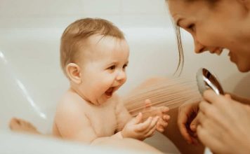 Bebek Beslenme Ürünlerinde Hijyen Standartları Bebeklerin sağlıklı büyüme ve gelişme sürecinde kullanılan beslenme ekipmanlarının hijyenik olması büyük önem taşıyor. Özellikle bebek beslenme ürünleri, doğrudan gıda ile temas ettiği için üretim aşamasından kullanım sürecine kadar belirli kalite ve güvenlik standartlarına uygun olarak hazırlanmalıdır. Uzmanlar, hijyen standartlarını karşılayan ürünlerin hem enfeksiyon riskini azalttığını hem de ebeveynlerin güvenli kullanım deneyimi yaşamasını sağladığını belirtiyor. Konulu bir haber görseli.