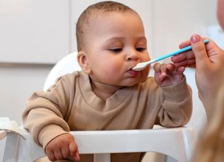 Bebek Beslenmesinde Alerjen Gıdalara Yaklaşım Bebeklerin sağlıklı büyüme ve gelişme sürecinde doğru beslenme alışkanlıklarının kazandırılması büyük önem taşımaktadır. Özellikle ek gıda dönemine geçişle birlikte ailelerin en çok merak ettiği konuların başında alerjen gıdalar gelmektedir. Geçmiş yıllarda alerji oluşturma ihtimali bulunan besinlerin mümkün olduğunca geç verilmesi önerilirken, günümüzde yapılan bilimsel çalışmalar bu yaklaşımın değişmesine katkı sağlamıştır. Uzmanlar, uygun zaman ve doğru yöntemle sunulan alerjen besinlerin birçok bebek tarafından güvenli şekilde tüketilebildiğini belirtmektedir. Konulu bir haber görseli.