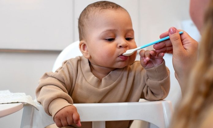 Bebek Beslenmesinde Alerjen Gıdalara Yaklaşım Bebeklerin sağlıklı büyüme ve gelişme sürecinde doğru beslenme alışkanlıklarının kazandırılması büyük önem taşımaktadır. Özellikle ek gıda dönemine geçişle birlikte ailelerin en çok merak ettiği konuların başında alerjen gıdalar gelmektedir. Geçmiş yıllarda alerji oluşturma ihtimali bulunan besinlerin mümkün olduğunca geç verilmesi önerilirken, günümüzde yapılan bilimsel çalışmalar bu yaklaşımın değişmesine katkı sağlamıştır. Uzmanlar, uygun zaman ve doğru yöntemle sunulan alerjen besinlerin birçok bebek tarafından güvenli şekilde tüketilebildiğini belirtmektedir. Konulu bir haber görseli.