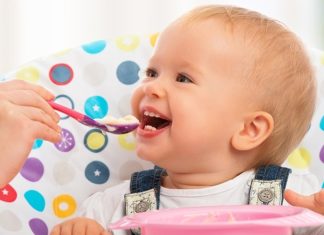 Bebeklerin sağlıklı büyüme ve gelişim sürecinde dengeli beslenme büyük önem taşımaktadır. Özellikle yaşamın ilk yıllarında yeterli vitamin ve mineral alımı, fiziksel gelişimin yanı sıra zihinsel gelişimi de destekleyen temel unsurlar arasında yer almaktadır. Bu minerallerden biri olan demir, vücutta oksijen taşınmasına yardımcı olan kırmızı kan hücrelerinin üretiminde önemli görev üstlenmektedir. Bu nedenle bebek beslenmesi planlanırken demir açısından zengin besinlere uygun şekilde yer verilmesi önerilmektedir. Konulu bir haber görseli.