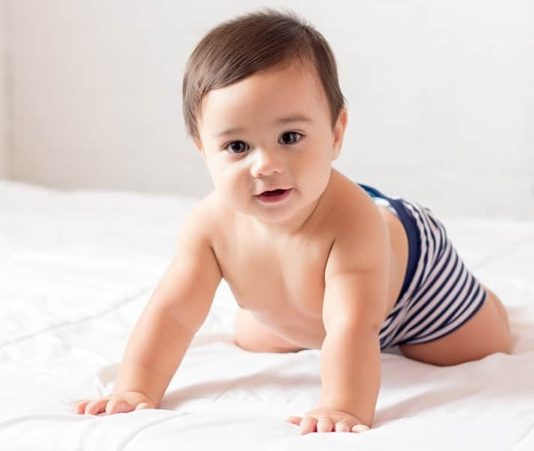 Bebek Beslenmesinde Ev Yapımı Mamaların Önemi Bebeklerin sağlıklı büyüme ve gelişme sürecinde beslenme alışkanlıkları büyük önem taşır. Özellikle ek gıda dönemine geçişle birlikte ebeveynlerin tercih ettiği besinlerin içeriği, bebeğin ihtiyaç duyduğu vitamin, mineral ve enerji desteğini alabilmesi açısından belirleyici olur. Bu süreçte bebek beslenmesi konusunda doğal, güvenilir ve dengeli seçenekler arasında yer alan ev yapımı mamalar, son yıllarda birçok ailenin öncelikli tercihlerinden biri haline gelmiştir. Konulu bir haber görseli.