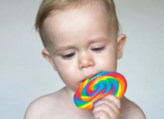 Bebek Beslenmesinde Şeker Tüketimi Nasıl Önlenmeli Bebeklik dönemi, yaşam boyu sürecek beslenme alışkanlıklarının temellerinin atıldığı en önemli evrelerden biridir. Bu dönemde kazanılan doğru alışkanlıklar, ilerleyen yaşlarda hem fiziksel hem de zihinsel gelişimi desteklerken, yanlış uygulamalar ise uzun vadede sağlık sorunlarına zemin hazırlayabilir. Uzmanlar özellikle bebek beslenmesi sürecinde ilave şeker tüketiminin mümkün olduğunca geciktirilmesi gerektiğini vurguluyor. Çünkü erken dönemde şekerle tanışan bebeklerde tatlı gıdalara yönelim artabiliyor ve sağlıklı besinlerin tüketimi azalabiliyor. Konulu bir haber görseli.