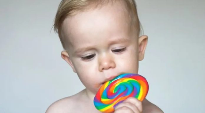 Bebeklik dönemi, yaşam boyu sürecek beslenme alışkanlıklarının temellerinin atıldığı en önemli evrelerden biridir. Bu dönemde kazanılan doğru alışkanlıklar, ilerleyen yaşlarda hem fiziksel hem de zihinsel gelişimi desteklerken, yanlış uygulamalar ise uzun vadede sağlık sorunlarına zemin hazırlayabilir. Uzmanlar özellikle bebek beslenmesi sürecinde ilave şeker tüketiminin mümkün olduğunca geciktirilmesi gerektiğini vurguluyor. Çünkü erken dönemde şekerle tanışan bebeklerde tatlı gıdalara yönelim artabiliyor ve sağlıklı besinlerin tüketimi azalabiliyor. Konulu bir haber görseli.