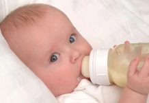 Bebek Biberonlarında Sağlıklı Malzeme Seçimi Bebeklerin ilk aylarından itibaren kullanılan bakım ürünleri arasında yer alan bebek biberonları, sağlıklı beslenme sürecinin önemli parçalarından biri olarak kabul ediliyor. Anne sütü sağma, mama ile beslenme veya su tüketimi gibi farklı ihtiyaçlar doğrultusunda kullanılan biberonlarda tercih edilen malzemenin kalitesi, hem bebeğin sağlığını hem de ürünün kullanım ömrünü doğrudan etkiliyor. Son yıllarda gelişen üretim teknolojileri sayesinde daha güvenli, dayanıklı ve hijyenik ürünler piyasaya sunulurken, ebeveynlerin de bilinçli ürün seçimine yönelik ilgisi giderek artıyor. Konulu bir haber görseli.