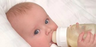 Bebek Biberonlarında Sağlıklı Malzeme Seçimi Bebeklerin ilk aylarından itibaren kullanılan bakım ürünleri arasında yer alan bebek biberonları, sağlıklı beslenme sürecinin önemli parçalarından biri olarak kabul ediliyor. Anne sütü sağma, mama ile beslenme veya su tüketimi gibi farklı ihtiyaçlar doğrultusunda kullanılan biberonlarda tercih edilen malzemenin kalitesi, hem bebeğin sağlığını hem de ürünün kullanım ömrünü doğrudan etkiliyor. Son yıllarda gelişen üretim teknolojileri sayesinde daha güvenli, dayanıklı ve hijyenik ürünler piyasaya sunulurken, ebeveynlerin de bilinçli ürün seçimine yönelik ilgisi giderek artıyor. Konulu bir haber görseli.