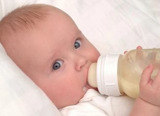 Bebek Biberonlarında Sağlıklı Malzeme Seçimi Bebeklerin ilk aylarından itibaren kullanılan bakım ürünleri arasında yer alan bebek biberonları, sağlıklı beslenme sürecinin önemli parçalarından biri olarak kabul ediliyor. Anne sütü sağma, mama ile beslenme veya su tüketimi gibi farklı ihtiyaçlar doğrultusunda kullanılan biberonlarda tercih edilen malzemenin kalitesi, hem bebeğin sağlığını hem de ürünün kullanım ömrünü doğrudan etkiliyor. Son yıllarda gelişen üretim teknolojileri sayesinde daha güvenli, dayanıklı ve hijyenik ürünler piyasaya sunulurken, ebeveynlerin de bilinçli ürün seçimine yönelik ilgisi giderek artıyor. Konulu bir haber görseli.