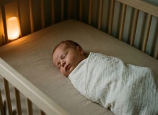Bebek Büyütürken Evde Güvenli Yaşam Alanı Oluşturma Bebek sahibi olan ailelerin en büyük önceliklerinden biri, çocuklarının güvenli, sağlıklı ve huzurlu bir ortamda büyümesini sağlamaktır. Özellikle ilk yıllarda bebekler çevrelerini keşfetme isteğiyle hareket ederken birçok riske de açık hale gelir. Bu nedenle bebek güvenliği, ev güvenliği, bebek gelişimi ve güvenli yaşam alanı oluşturma konuları hem uzmanların hem de ebeveynlerin üzerinde önemle durduğu başlıklar arasında yer alıyor. Günümüzde gelişen güvenlik ekipmanları, ergonomik tasarımlar ve bilinçli ebeveyn yaklaşımları sayesinde ev ortamı bebekler için çok daha güvenli hale getirilebiliyor. Konulu bir haber görseli.