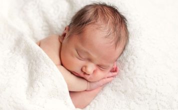 Bebek Cilt Bakım Ürünlerinde Yeni Trendler Bebeklerin hassas cilt yapısı, kullanılan bakım ürünlerinin içeriğini her geçen gün daha önemli hale getiriyor. Son yıllarda bebek cilt bakım ürünleri sektöründe yaşanan gelişmeler, ebeveynlerin daha güvenli, doğal ve bilimsel olarak desteklenen ürünlere yönelmesini sağlıyor. Üreticiler ise değişen tüketici beklentilerine cevap verebilmek için yeni nesil formüller geliştirirken hem cilt sağlığını koruyan hem de çevre dostu üretim anlayışını benimseyen çözümler sunuyor. Konulu bir haber görseli.