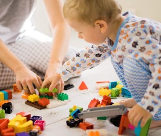 Bebek Eğitiminde Erken Öğrenmenin Önemi Bebeklik dönemi, yaşam boyu sürecek öğrenme yolculuğunun temelinin atıldığı en önemli evrelerden biridir. Doğumdan itibaren çevresini gözlemleyen, sesleri ayırt etmeye başlayan ve sürekli yeni deneyimler kazanan bebekler, her gün gelişimlerine katkı sağlayan bilgiler edinir. Bu nedenle erken öğrenme, yalnızca akademik başarı açısından değil, zihinsel, sosyal ve duygusal gelişim açısından da büyük önem taşır. Uzmanlar, yaşamın ilk yıllarında sunulan doğru uyaranların çocukların gelecekteki öğrenme becerilerini olumlu yönde etkileyebileceğini belirtmektedir. Konulu bir haber görseli.