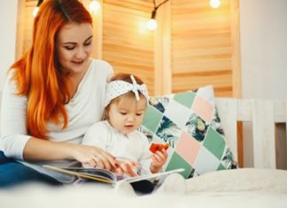 Bebek Eğitiminde Hikâye Anlatımının Gücü Bebeklik dönemi, öğrenmenin en hızlı gerçekleştiği ve zihinsel gelişimin en yoğun yaşandığı dönemlerden biri olarak kabul ediliyor. Bu süreçte ailelerin çocuklarıyla kurduğu iletişim, onların dil becerilerinden sosyal gelişimine kadar birçok alanda belirleyici rol oynuyor. Uzmanlar, özellikle bebek eğitimi sürecinde hikâye anlatımının yalnızca eğlenceli bir etkinlik olmadığını, aynı zamanda güçlü bir öğrenme yöntemi olduğunu vurguluyor. Düzenli olarak anlatılan hikâyeler sayesinde bebekler yeni kelimeler öğreniyor, çevrelerini daha iyi tanıyor ve hayal güçlerini geliştirme fırsatı yakalıyor. Konulu bir haber görseli.