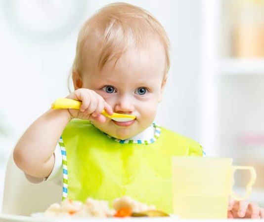 Bebek Eğitiminde Montessori Yaklaşımı Bebeklik dönemi, öğrenme kapasitesinin en yüksek olduğu gelişim evrelerinden biri olarak kabul ediliyor. Bu dönemde uygulanan eğitim yaklaşımları, çocuğun yalnızca akademik becerilerini değil, aynı zamanda sosyal, duygusal ve fiziksel gelişimini de etkiliyor. Son yıllarda ailelerin en fazla ilgi gösterdiği yöntemlerden biri olan Montessori yaklaşımı, bebeğin kendi hızında öğrenmesini destekleyen, bağımsızlığı teşvik eden ve keşfetmeye dayalı bir eğitim anlayışı sunuyor. Konulu bir haber görseli.