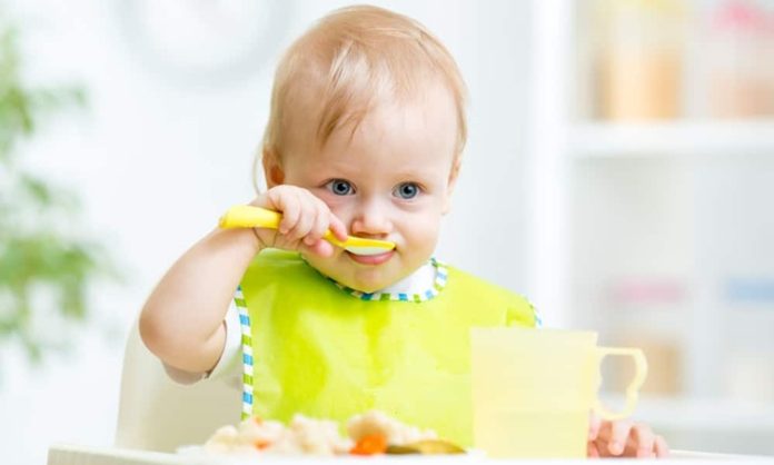 Bebek Eğitiminde Montessori Yaklaşımı Bebeklik dönemi, öğrenme kapasitesinin en yüksek olduğu gelişim evrelerinden biri olarak kabul ediliyor. Bu dönemde uygulanan eğitim yaklaşımları, çocuğun yalnızca akademik becerilerini değil, aynı zamanda sosyal, duygusal ve fiziksel gelişimini de etkiliyor. Son yıllarda ailelerin en fazla ilgi gösterdiği yöntemlerden biri olan Montessori yaklaşımı, bebeğin kendi hızında öğrenmesini destekleyen, bağımsızlığı teşvik eden ve keşfetmeye dayalı bir eğitim anlayışı sunuyor. Konulu bir haber görseli.