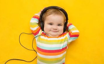 Müzik, bebeklerin dünyayı keşfetme sürecinde önemli bir yere sahiptir. Doğumdan itibaren seslere duyarlı olan bebekler, farklı melodiler ve ritimler sayesinde hem duygusal hem de bilişsel gelişimlerini destekleyen doğal bir öğrenme sürecine girer. Uzmanlar, bebek eğitimi sürecinde müzik ve ritim çalışmalarının düzenli şekilde uygulanmasının, çocukların dikkat, hafıza, iletişim ve motor becerileri üzerinde olumlu etkiler oluşturduğunu belirtiyor. Bu nedenle aileler ve eğitimciler, erken yaşlardan itibaren müziği günlük yaşamın bir parçası haline getirmeye özen gösteriyor. Konulu bir haber görseli.