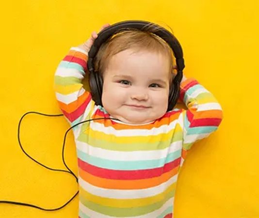Müzik, bebeklerin dünyayı keşfetme sürecinde önemli bir yere sahiptir. Doğumdan itibaren seslere duyarlı olan bebekler, farklı melodiler ve ritimler sayesinde hem duygusal hem de bilişsel gelişimlerini destekleyen doğal bir öğrenme sürecine girer. Uzmanlar, bebek eğitimi sürecinde müzik ve ritim çalışmalarının düzenli şekilde uygulanmasının, çocukların dikkat, hafıza, iletişim ve motor becerileri üzerinde olumlu etkiler oluşturduğunu belirtiyor. Bu nedenle aileler ve eğitimciler, erken yaşlardan itibaren müziği günlük yaşamın bir parçası haline getirmeye özen gösteriyor. Konulu bir haber görseli.