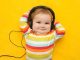 Bebek Eğitiminde Müzik ve Ritim Çalışmaları Müzik, bebeklerin dünyayı keşfetme sürecinde önemli bir yere sahiptir. Doğumdan itibaren seslere duyarlı olan bebekler, farklı melodiler ve ritimler sayesinde hem duygusal hem de bilişsel gelişimlerini destekleyen doğal bir öğrenme sürecine girer. Uzmanlar, bebek eğitimi sürecinde müzik ve ritim çalışmalarının düzenli şekilde uygulanmasının, çocukların dikkat, hafıza, iletişim ve motor becerileri üzerinde olumlu etkiler oluşturduğunu belirtiyor. Bu nedenle aileler ve eğitimciler, erken yaşlardan itibaren müziği günlük yaşamın bir parçası haline getirmeye özen gösteriyor. Konulu bir haber görseli.