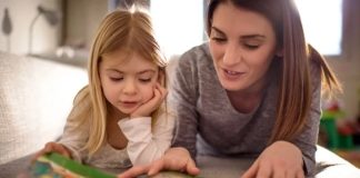 Bebek Eğitiminde Oyun Gruplarının Faydaları Bebeklerin yaşamın ilk yıllarında edindiği deneyimler, fiziksel, zihinsel ve duygusal gelişimlerini doğrudan etkileyen en önemli unsurlar arasında yer alıyor. Uzmanlar, özellikle erken çocukluk döneminde düzenli olarak katılım sağlanan oyun grupları sayesinde çocukların hem öğrenme süreçlerinin hızlandığını hem de sosyal hayata daha kolay uyum sağladığını belirtiyor. Son yıllarda ailelerin bebek eğitimi konusunda bilinç düzeyinin artmasıyla birlikte, oyun temelli eğitim modellerine olan ilgi de dikkat çekici biçimde yükseliyor. Konulu bir haber görseli.