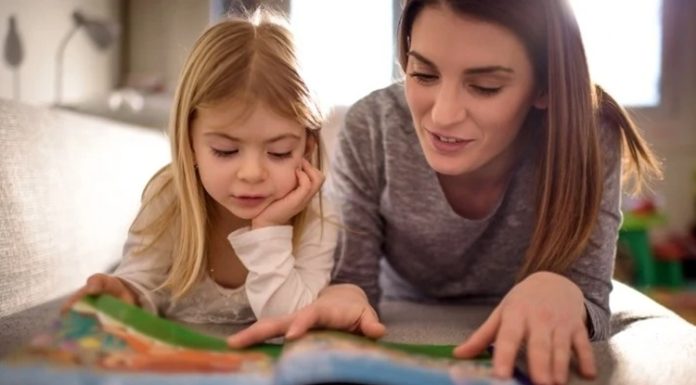 Bebek Eğitiminde Oyun Gruplarının Faydaları Bebeklerin yaşamın ilk yıllarında edindiği deneyimler, fiziksel, zihinsel ve duygusal gelişimlerini doğrudan etkileyen en önemli unsurlar arasında yer alıyor. Uzmanlar, özellikle erken çocukluk döneminde düzenli olarak katılım sağlanan oyun grupları sayesinde çocukların hem öğrenme süreçlerinin hızlandığını hem de sosyal hayata daha kolay uyum sağladığını belirtiyor. Son yıllarda ailelerin bebek eğitimi konusunda bilinç düzeyinin artmasıyla birlikte, oyun temelli eğitim modellerine olan ilgi de dikkat çekici biçimde yükseliyor. Konulu bir haber görseli.
