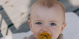 Bebek Emziklerinde Dikkat Edilmesi Gerekenler Bebeklerin ilk aylarından itibaren kullandığı ürünler arasında önemli bir yere sahip olan bebek emzikleri, doğru seçildiğinde hem bebeğin sakinleşmesine yardımcı oluyor hem de ebeveynlerin günlük bakım sürecini kolaylaştırıyor. Ancak uzmanlar, emzik seçiminde yalnızca tasarım ya da fiyatın değil, ürünün üretildiği malzeme, hijyen özellikleri ve güvenlik standartlarının da dikkatle değerlendirilmesi gerektiğini vurguluyor. Son yıllarda bebek ürünleri sektöründe yaşanan gelişmeler sayesinde daha sağlıklı ve ergonomik tasarımlar öne çıkarken, ailelerin bilinçli alışveriş alışkanlıkları da giderek artıyor. Konulu bir haber görseli.