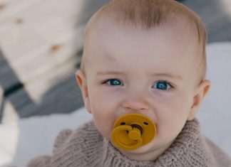 Bebek Emziklerinde Dikkat Edilmesi Gerekenler Bebeklerin ilk aylarından itibaren kullandığı ürünler arasında önemli bir yere sahip olan bebek emzikleri, doğru seçildiğinde hem bebeğin sakinleşmesine yardımcı oluyor hem de ebeveynlerin günlük bakım sürecini kolaylaştırıyor. Ancak uzmanlar, emzik seçiminde yalnızca tasarım ya da fiyatın değil, ürünün üretildiği malzeme, hijyen özellikleri ve güvenlik standartlarının da dikkatle değerlendirilmesi gerektiğini vurguluyor. Son yıllarda bebek ürünleri sektöründe yaşanan gelişmeler sayesinde daha sağlıklı ve ergonomik tasarımlar öne çıkarken, ailelerin bilinçli alışveriş alışkanlıkları da giderek artıyor. Konulu bir haber görseli.